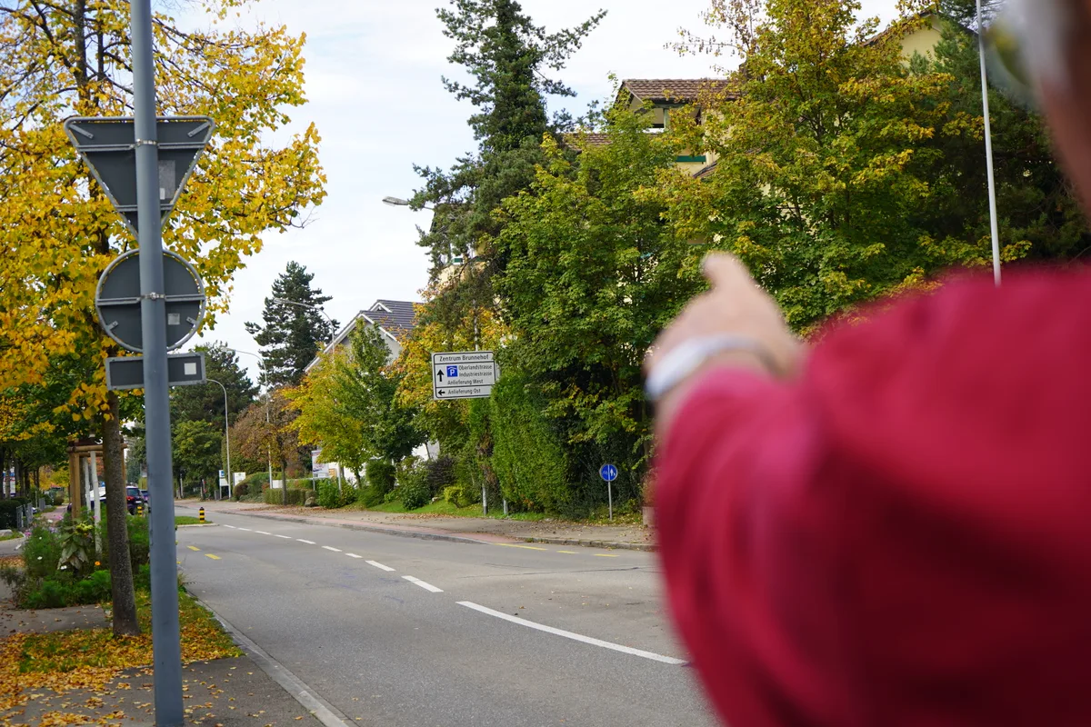 Ein Mann zeigt auf eine Signalisationstafel in drei Meter Höhe.
